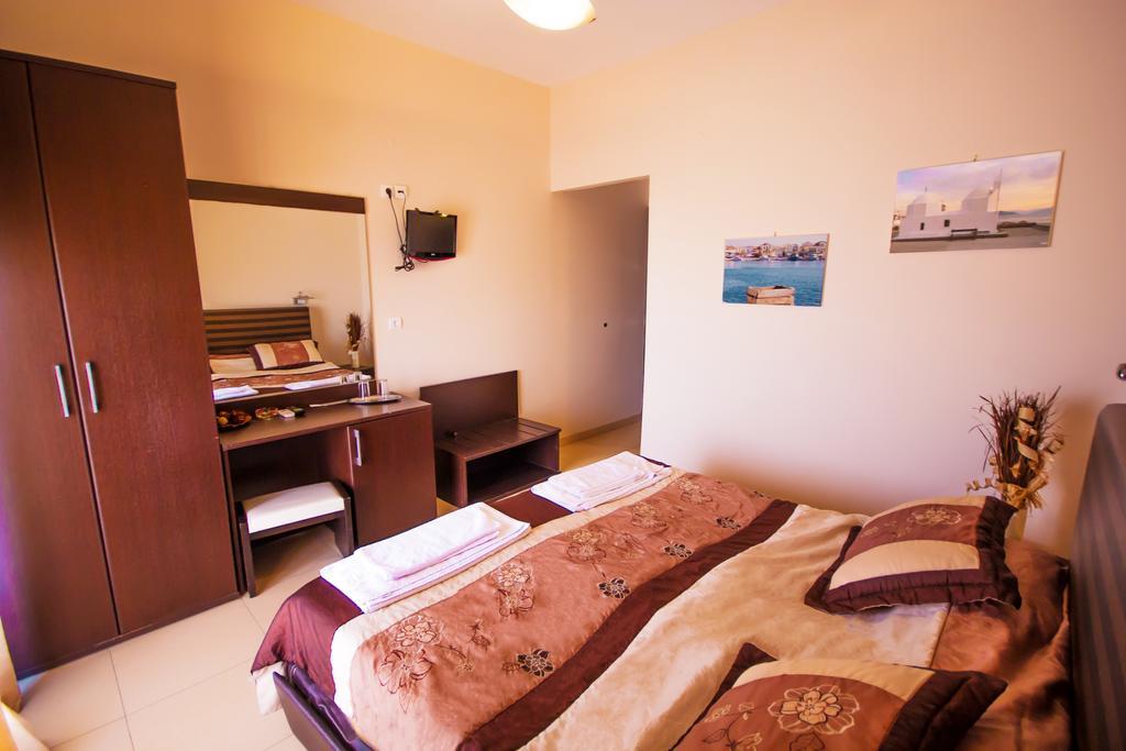Hotel Plaza Aegina